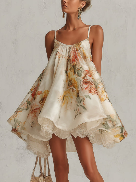Liliana | Vestido corto línea A de organza beige con estampado floral y borde de encaje
