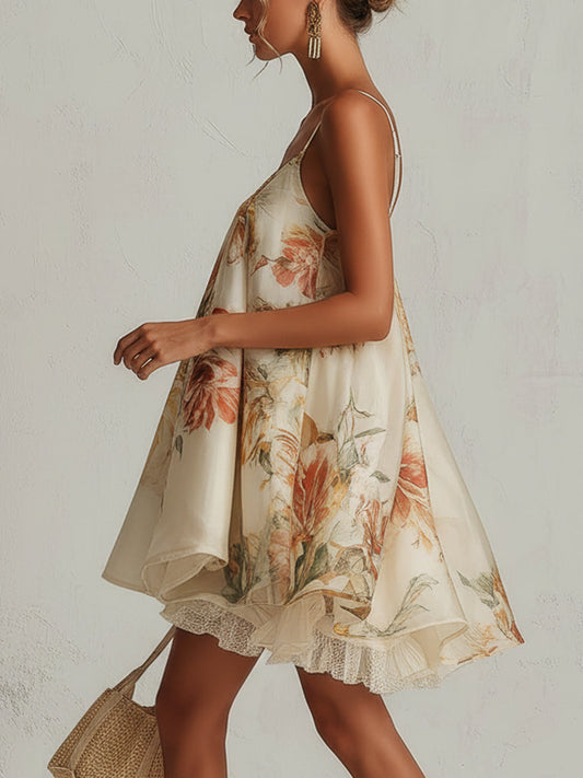 Liliana | Vestido corto línea A de organza beige con estampado floral y borde de encaje