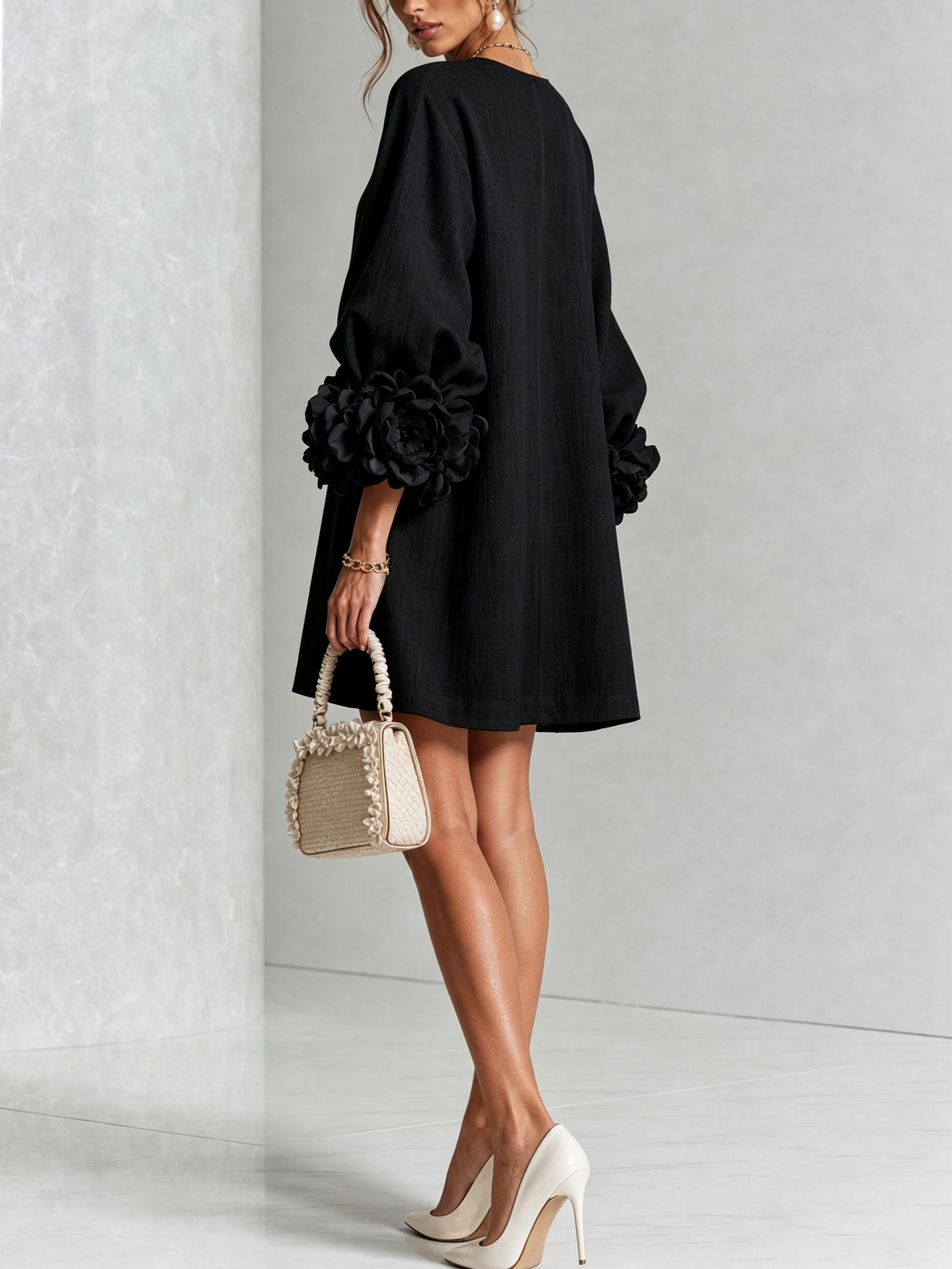 Vestido Mini Blanco con Botones de Flores y Mangas Florales Extravagantes