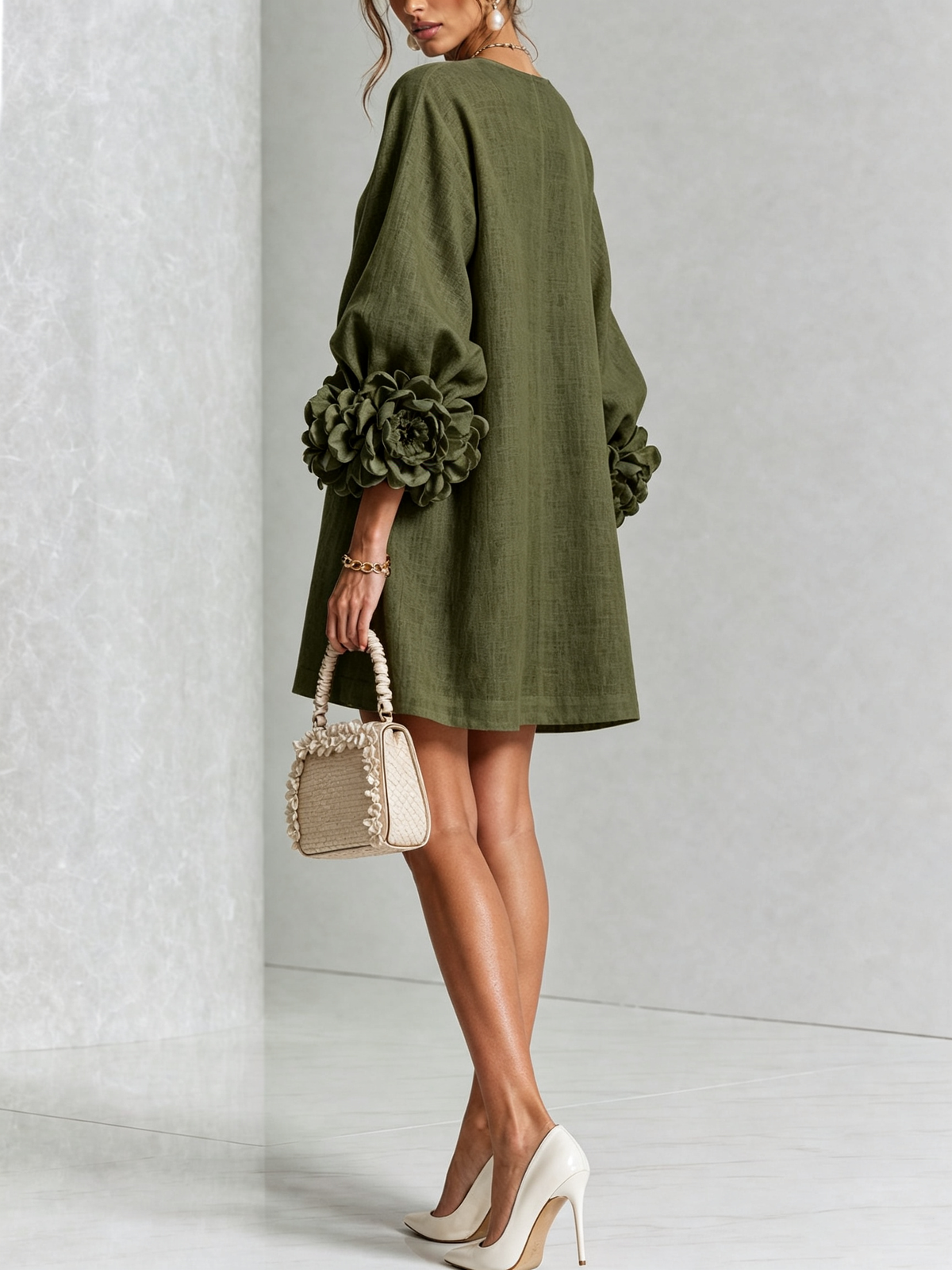 Vestido Mini Blanco con Botones de Flores y Mangas Florales Extravagantes