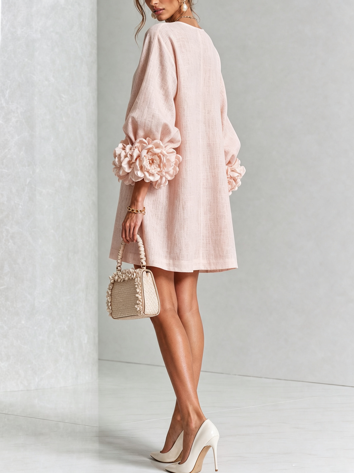 Vestido Mini Blanco con Botones de Flores y Mangas Florales Extravagantes
