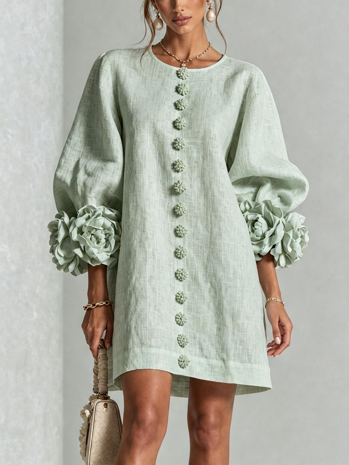 Vestido Mini Blanco con Botones de Flores y Mangas Florales Extravagantes